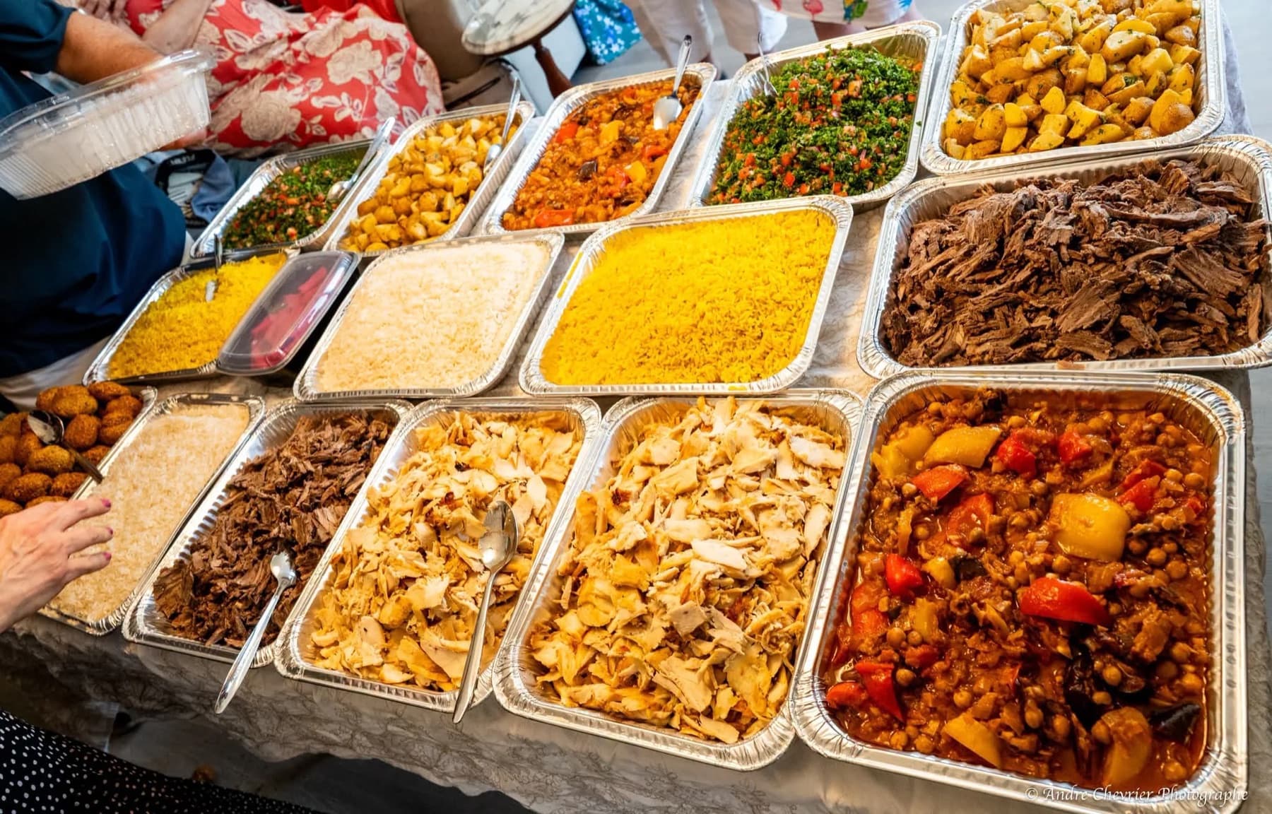 Buffet traiteur FestivalOpéra avec riz, viandes et salades.