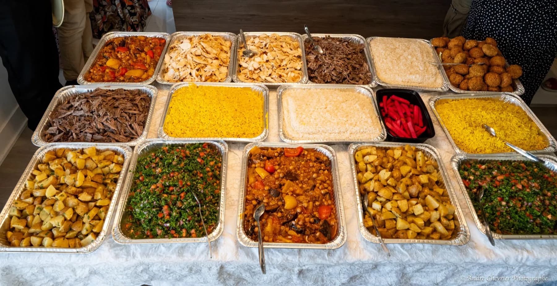 Grande table de buffet libanais pour un événement.