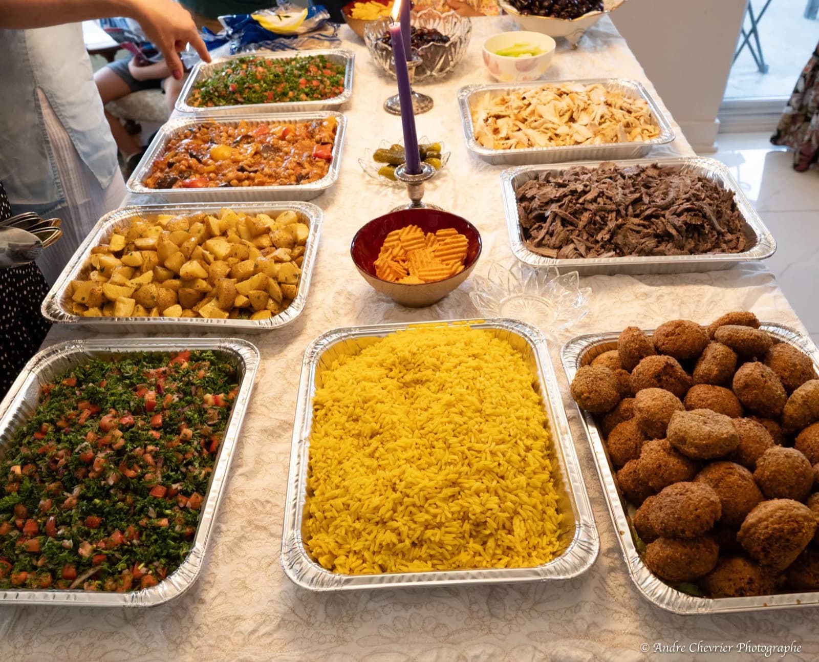 Plateaux traiteur libanais prêts à servir.